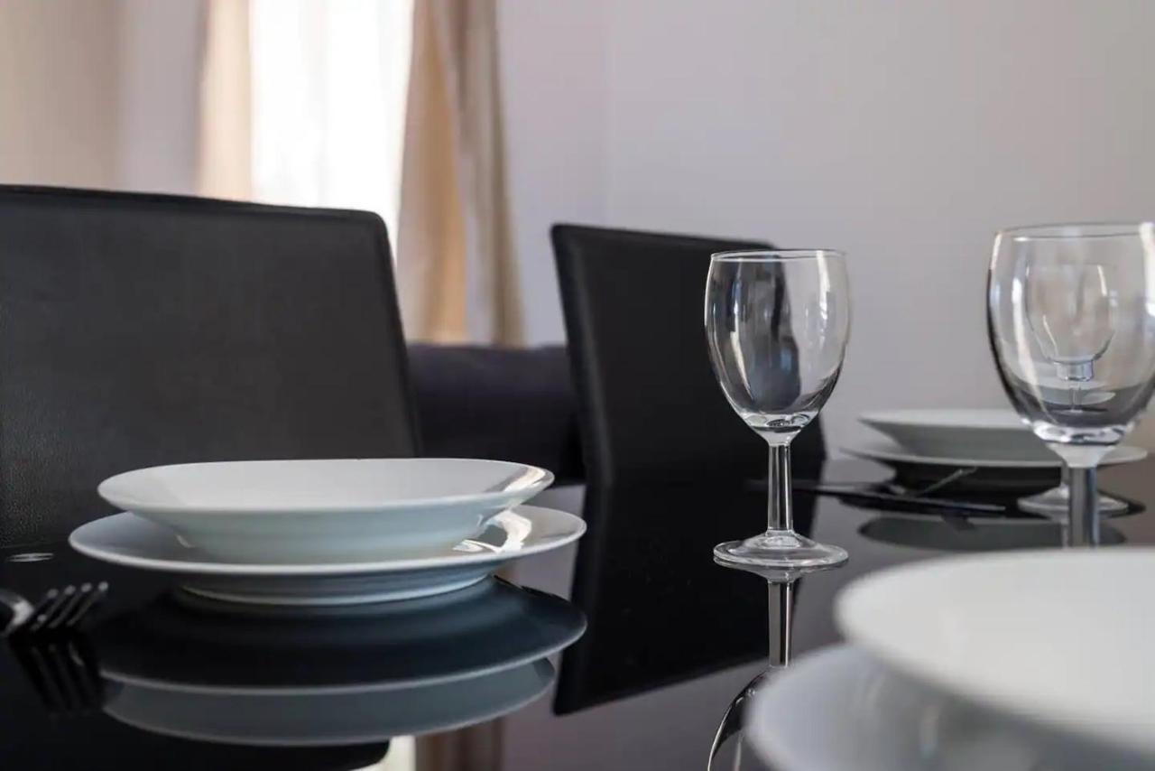 Godwin Court Apartments Swindon Esterno foto