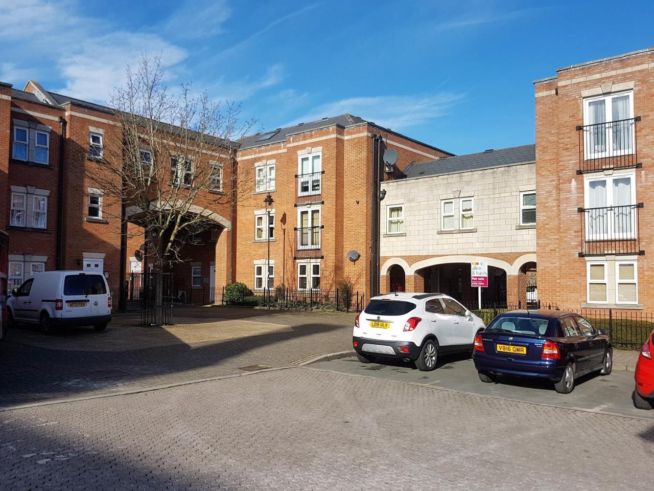 Godwin Court Apartments Swindon Esterno foto